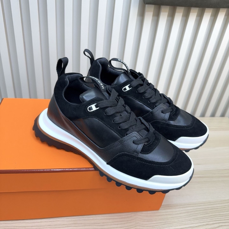 H**me5 sneaker